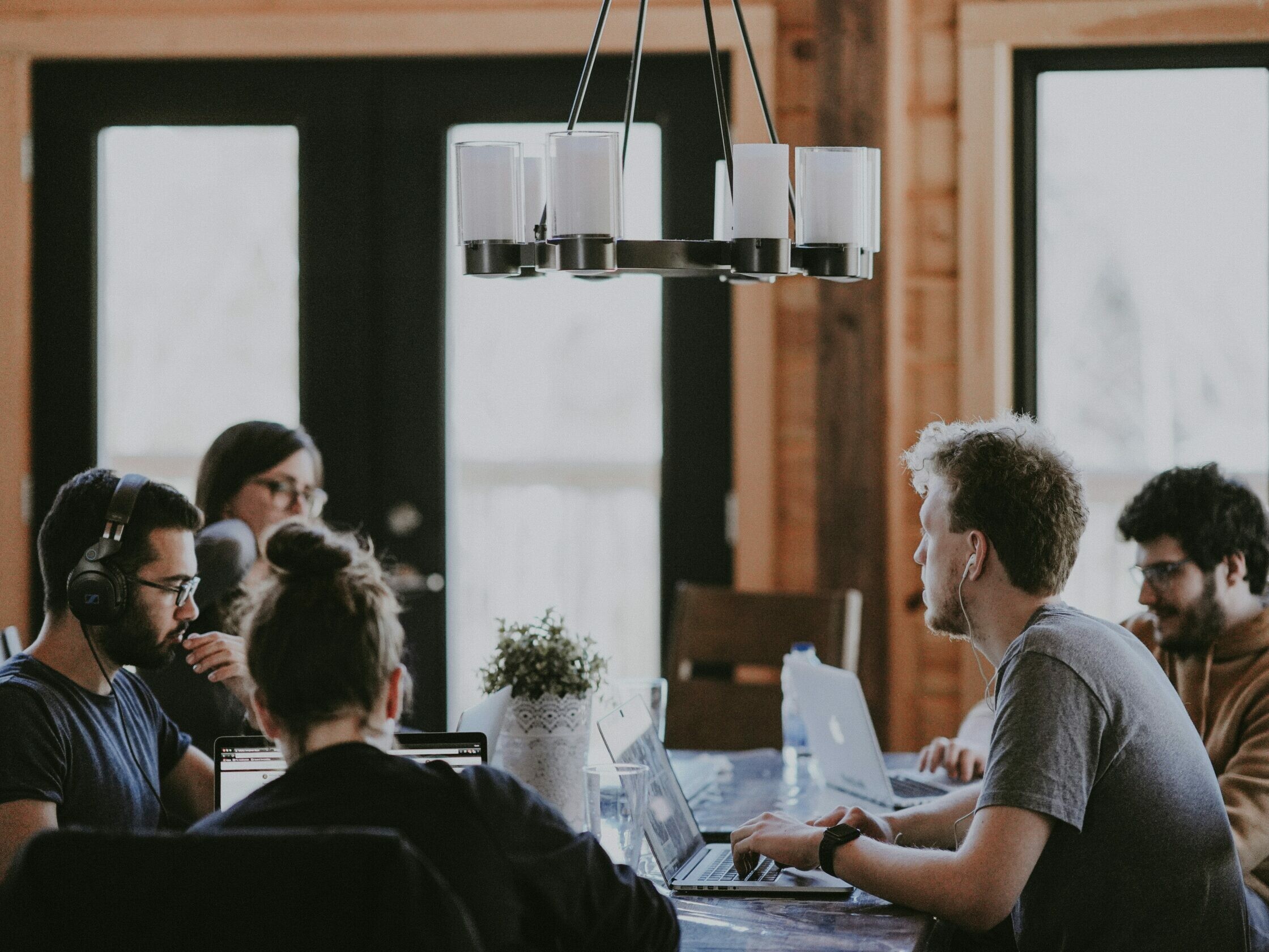 une équipe de travail discutent autour d'une table