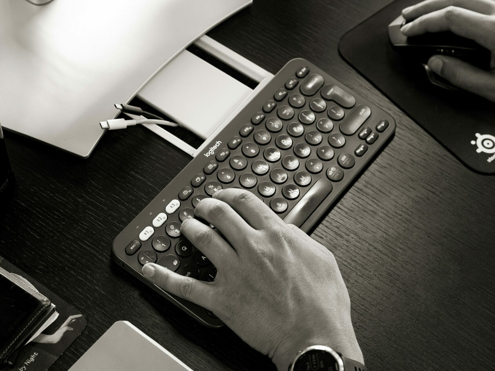 Une personne tapant sur un clavier à un bureau