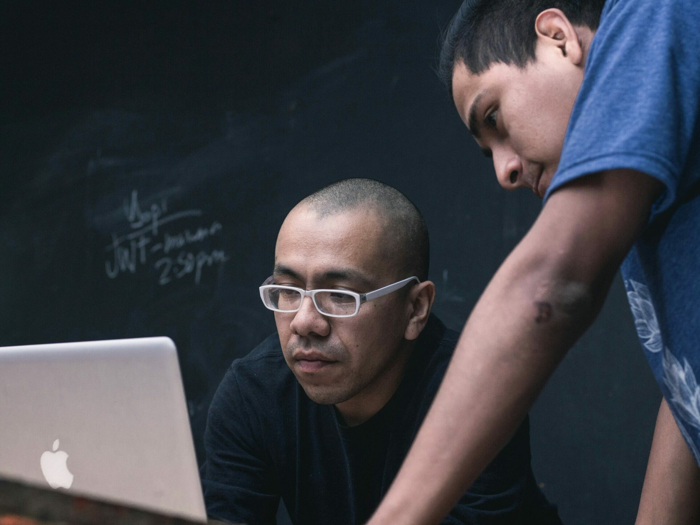 Deux hommes regardent un écran d'ordinateur