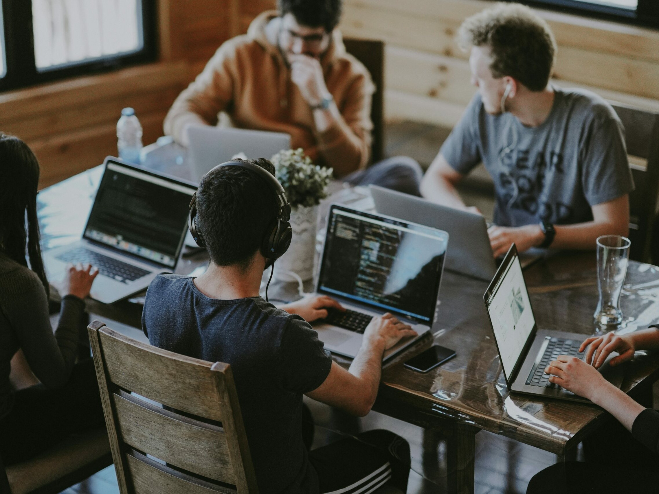 groupe de personnes utilisant un ordinateur portable