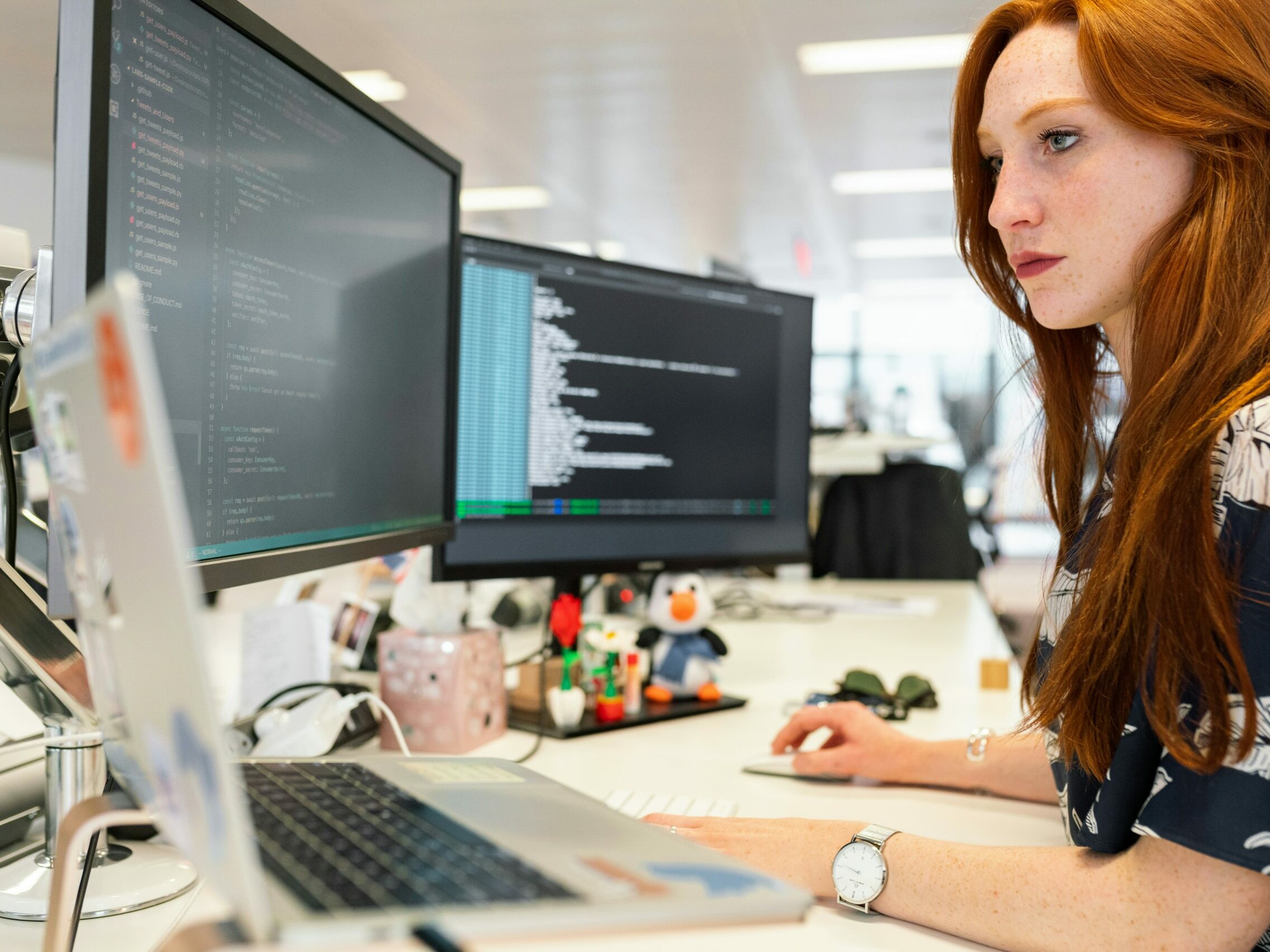 une femme regarde un écran d'ordinateur