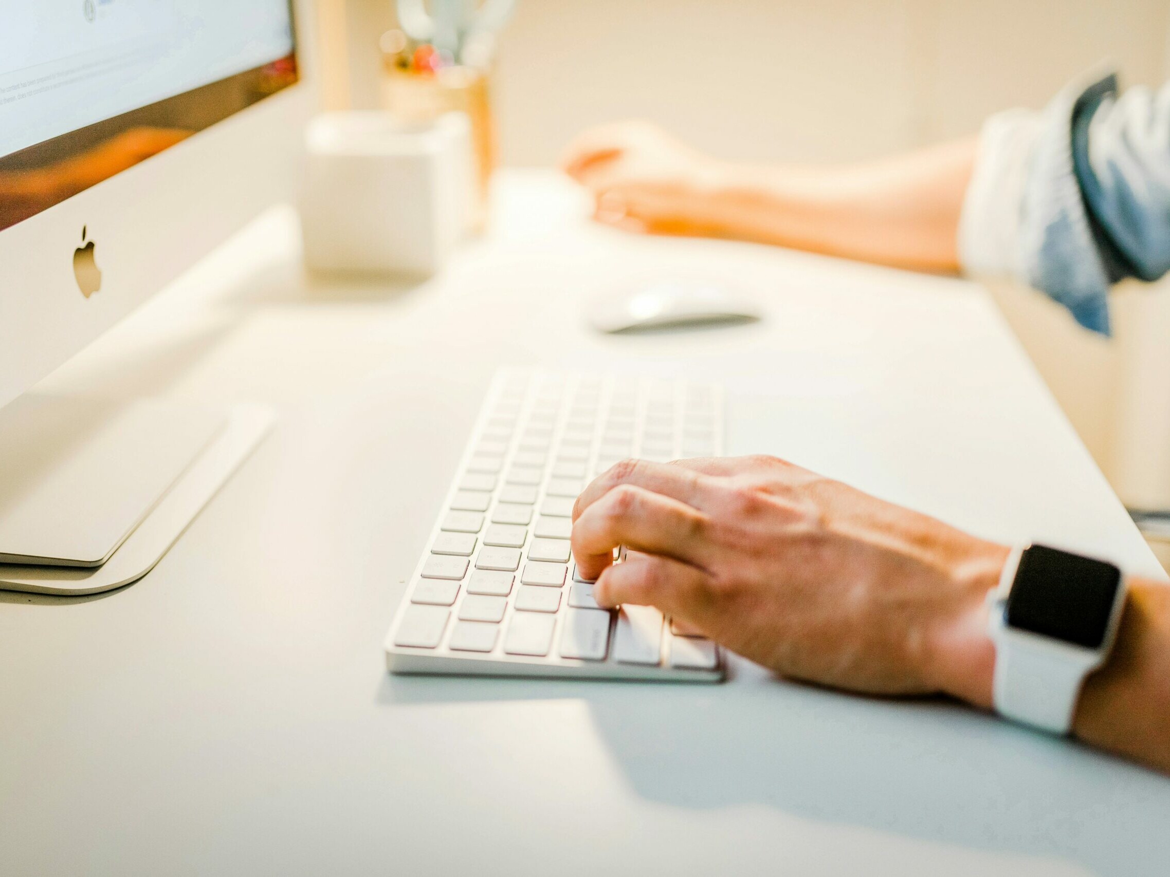 un clavier et un écran d'ordinateur