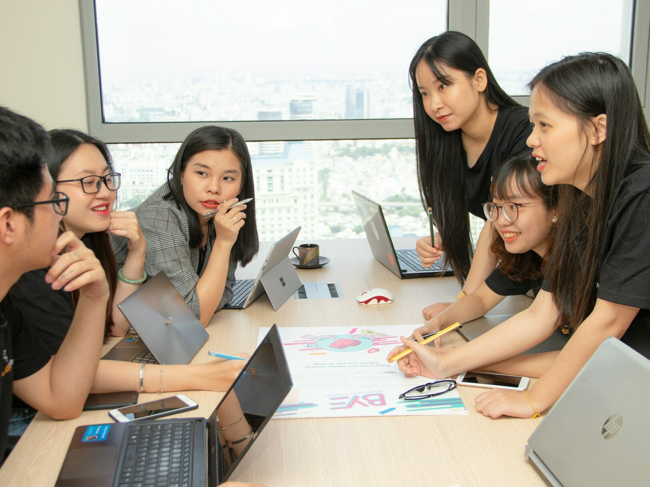 groupe de personnes avec des ordinateurs portables