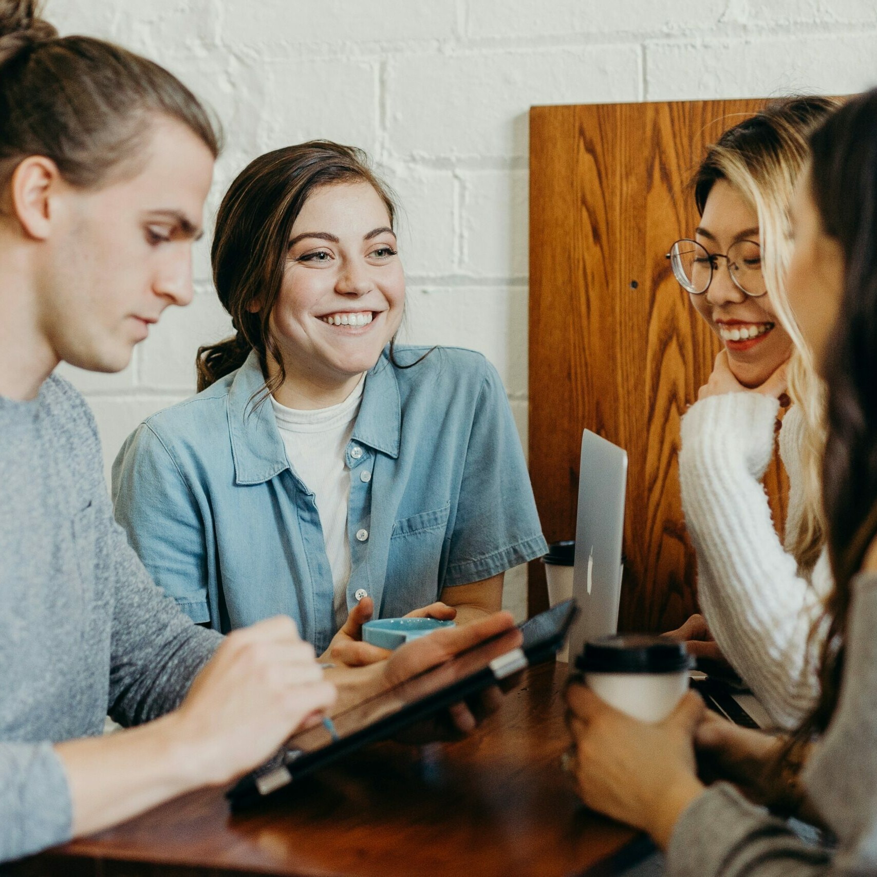 un groupe de quatre personnes discutent autour d'une table