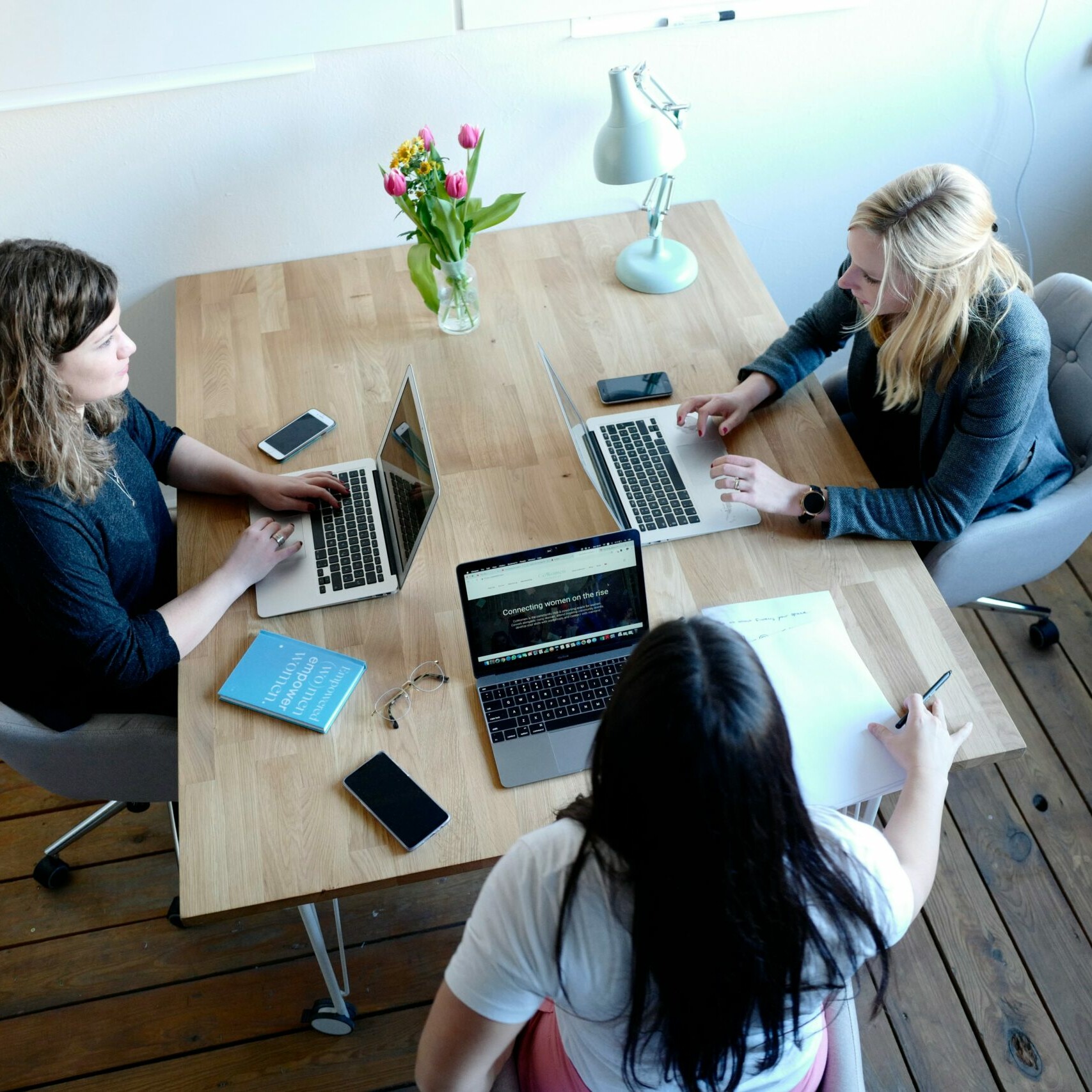 Trois femmes travaillent sur des ordinateurs portables