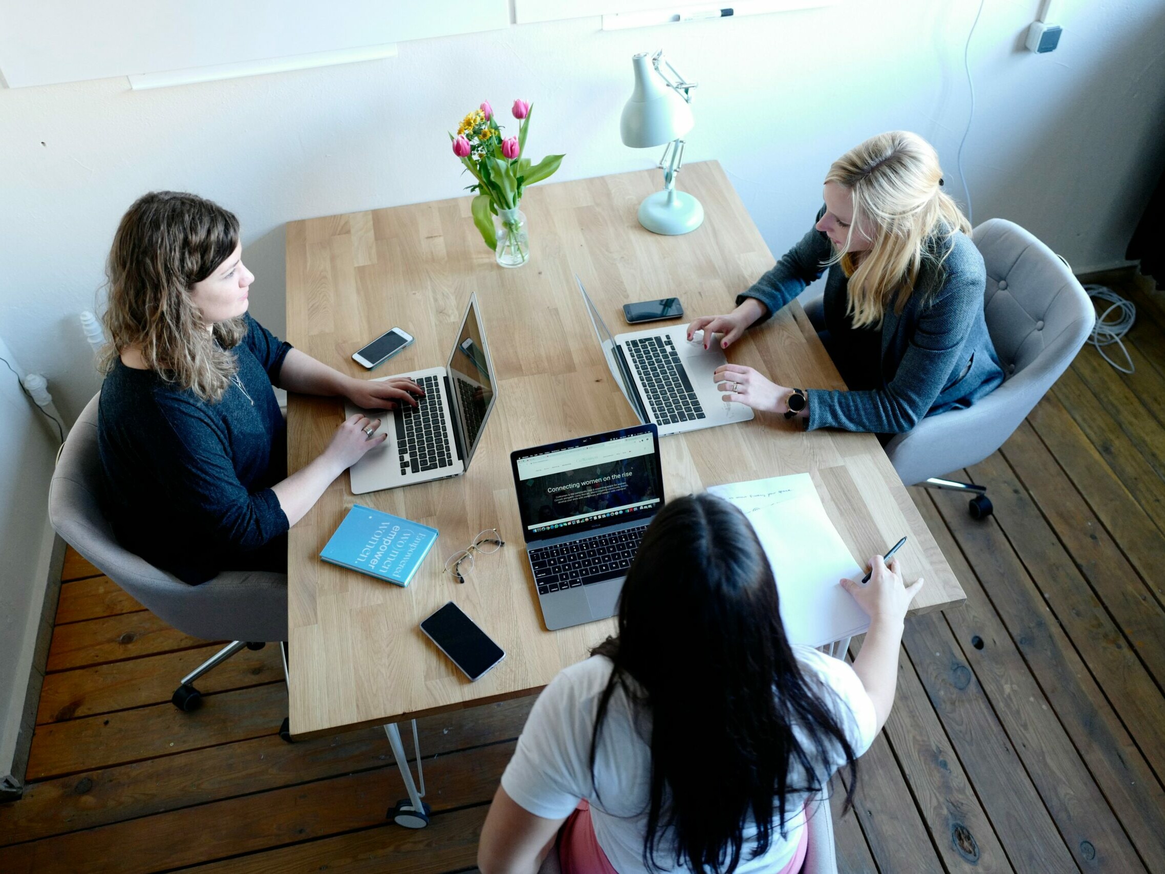 Trois femmes travaillent sur des ordinateurs portables